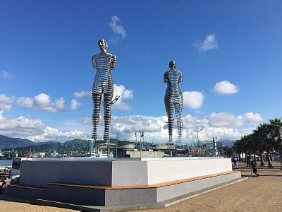Скульптура Али и Нино в Батуми