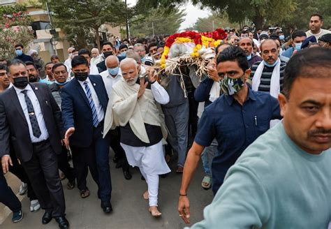 Pm Modi Performs Last Rites With Brothers As Mother Heeraben Is