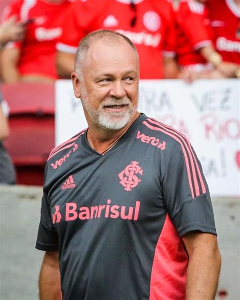 Mano Menezes Chega Ao Ct Do Corinthians Para Assinar Contrato E J