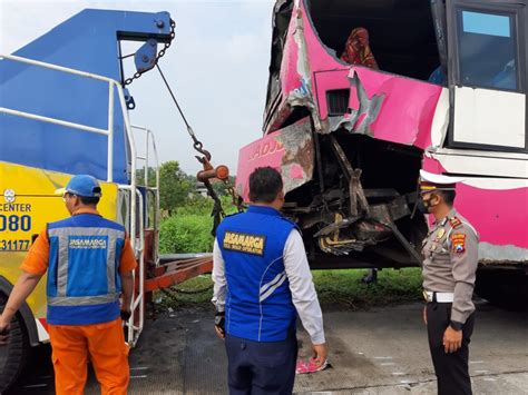 Ngantuk Truk Boks Hilang Kendali Tabrak Bus Hingga Kernet Mati