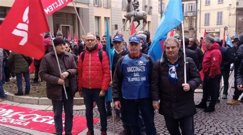 Sciopero Cgil E Uil Presidio Davanti Alla Prefettura Ci Aspetta Una