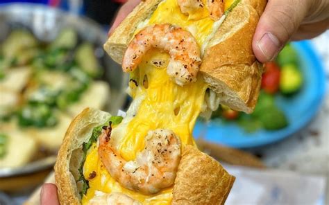 Nữ sinh gen Z mê food review giới thiệu món bánh cực hot hit dành cho tín đồ ăn vặt Hà Nội