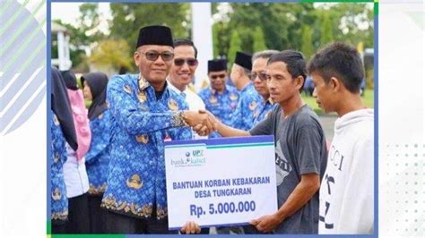 Upz Bank Kalsel Memberikan Bantuan Dana Pasca Kebakaran Kepada Usman