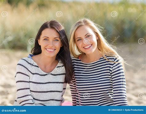 Mooie Tieners Of Jonge Vrouwen Die Pret Hebben Stock Afbeelding Image Of Partners Picknick