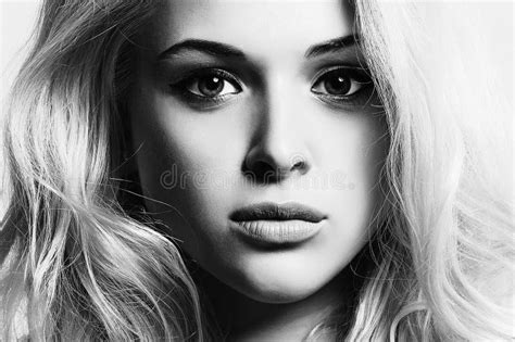 Beau Visage De Jeune Femme Fille Blonde Modèle Pur De Beauté Verticale