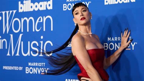 Katy Perry anuncia el lanzamiento de su nuevo álbum de estudio 143