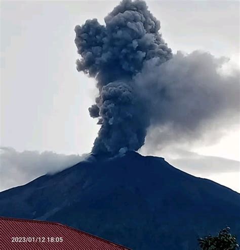 Gunung Kerinci Kembali Erupsi Warga Diimbau Jauhi Lokasi Dalam Radius