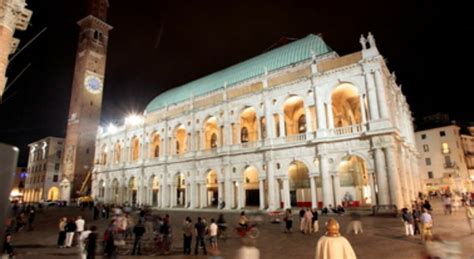 Ragazza Di Anni Cade Dalla Basilica Palladiana Di Vicenza Grave