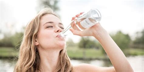 Te contamos los beneficios de tomar 2 litros de agua al día Grazia