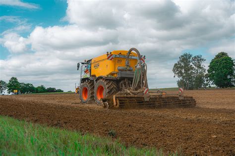 G Lleausbringung Mit Dem Claas Xerion On Behance