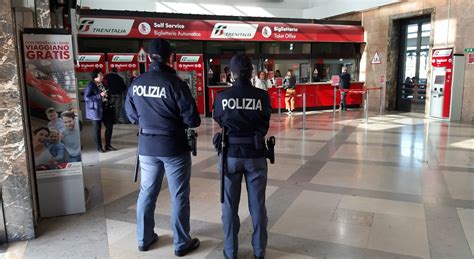 Prova A Confondersi Nella Folla Della Stazione Preso Dalla Polizia Un