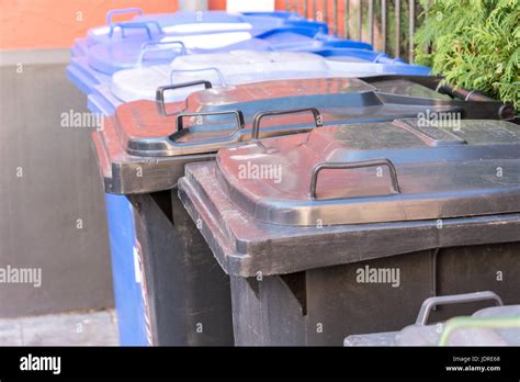 Dustbin lids hi-res stock photography and images - Alamy