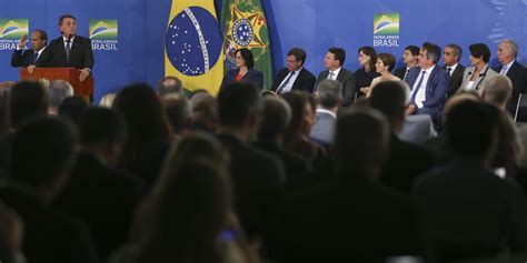 O Presidente Da República Jair Bolsonaro Participa Da Cerimônia De