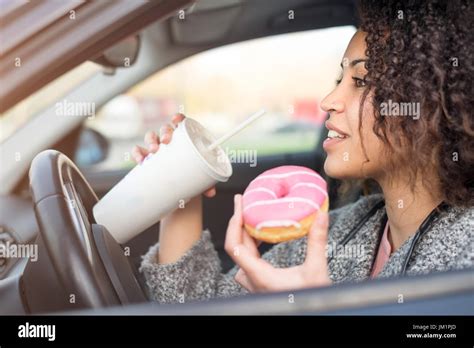 Mujer Comiendo Comida Chatarra Fotografías E Imágenes De Alta Resolución Alamy