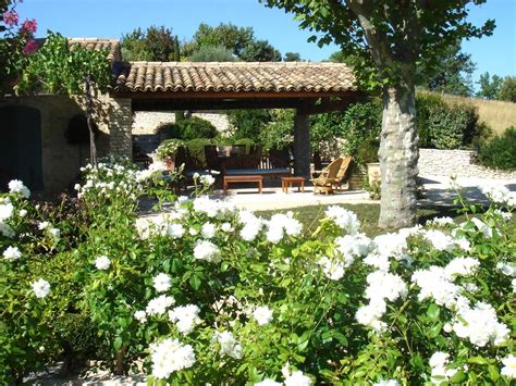 Use Of White Roses En Masse Evening Fragrance Too Backyard Garden