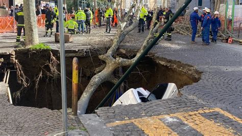 Voragine Di Via Morghen Scuole Chiuse A Napoli Zone Senz Acqua E