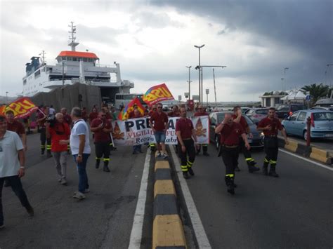 Protesta Dei Vigili Del Fuoco Precari Un Incubo Messinaora It