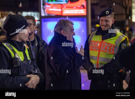 Nrw Innenminister Herbert Reul Besucht Einsatzkr Fte Am K Lner Dom