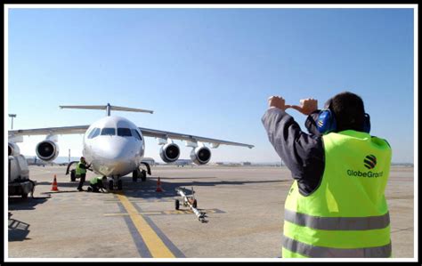 Aircraft Marshalling Photo Gallery | AirportFreak™