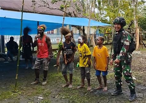 Momen Kebersamaan Menyambut Natal Di Acara Tradisi Bakar Batu Prajurit