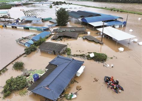 Typhoon Khanun Rips Through Korean Peninsula The Korea Times