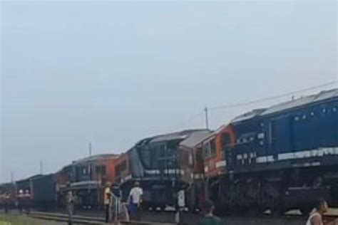 2 Kereta Api Tabrakan Di Stasiun Rengas Lampung Ini Kronologinya