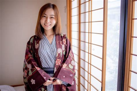 Una Ragazza Sexy Indossa Yukata Sul Corpo Inferiore E Nuda Sulla Parte Superiore Fotografia