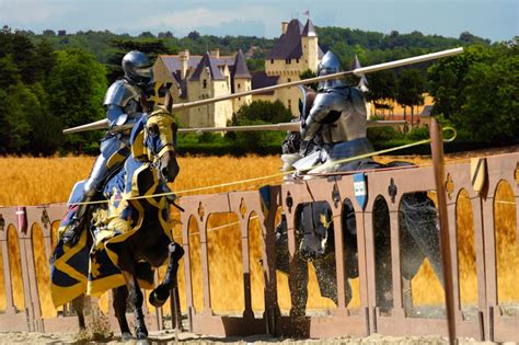 Joutes équestres au château du Rivau Lémeré sur le portail médiéval