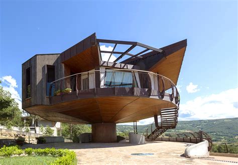 Fully Rotating Round House in Italy