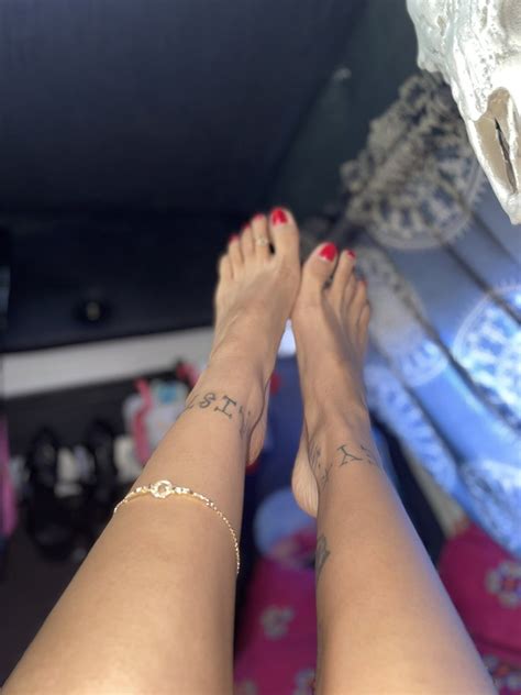 Helloitsgabi On Twitter Rt Hellogabi My Long Toes Arched Soles