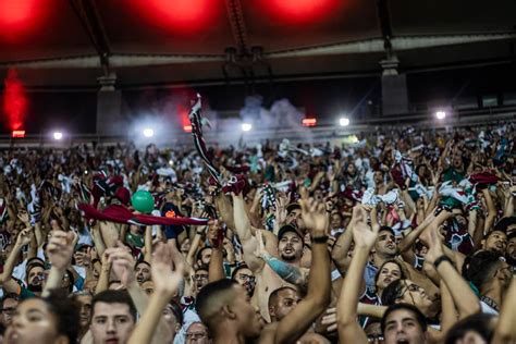 Torcida do Fluminense esgota setor do Maracanã para clássico contra o