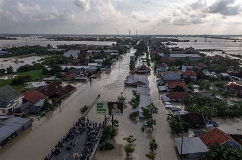 Demak Masih Tergenang Banjir Jalur Pantura Belum Bisa Dilalui About