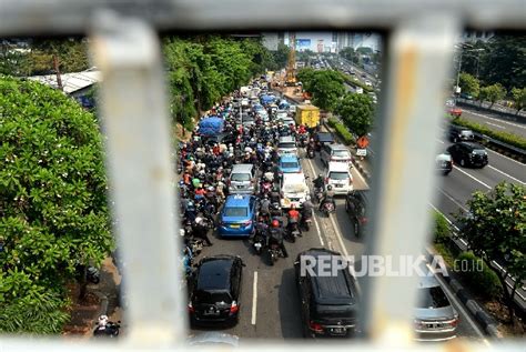 Kemacetan Lalu Lintas Imbas Pengerjaan Jalan Layang Pancoran