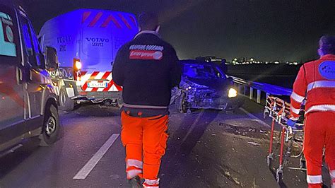 Cascina Incidente Frontale Tra Auto E Furgone Tre Feriti