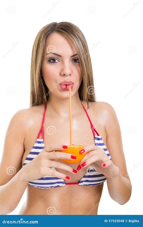 Jeune Femme Mignonne Dans Le Bikini Buvant Du Jus D Orange Photo Stock