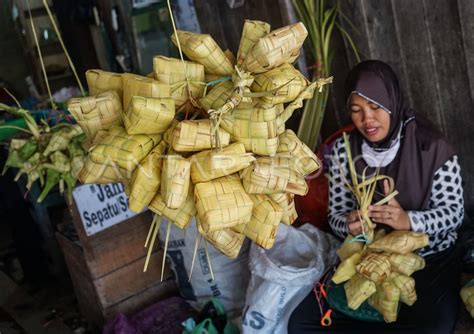 Permintaan Kulit Ketupat Naik Jelang Idul Fitri Antara Foto