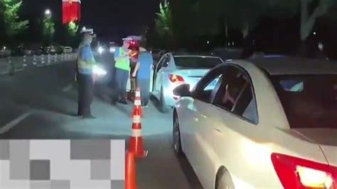 男子酒后叫代驾遇交警查车，开心喊话：钱没白花！凤凰网视频凤凰网