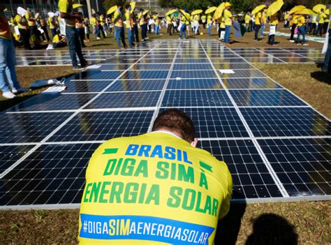 Manifestantes Promovem Ato Em Bras Lia A Favor Da Energia Solar On Time