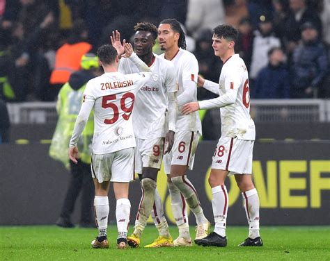 Roma snatch last-gasp 2-2 draw with Milan | Reuters