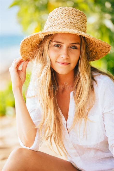 Portrait De Belle Fille Blonde Sur La Plage Photo Stock Image Du Horizon Amusement 39876134