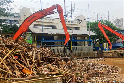 Status Pintu Air Manggarai Normal Tumpukan Sampah September Tembus