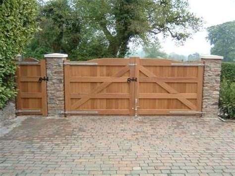 17 Irresistible Wooden Gate Designs To Adorn Your Exterior Wood Gates ...