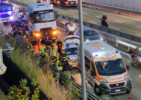 Incidente Mortale A Sampierdarena Motociclista Stritolata Da Un Tir In