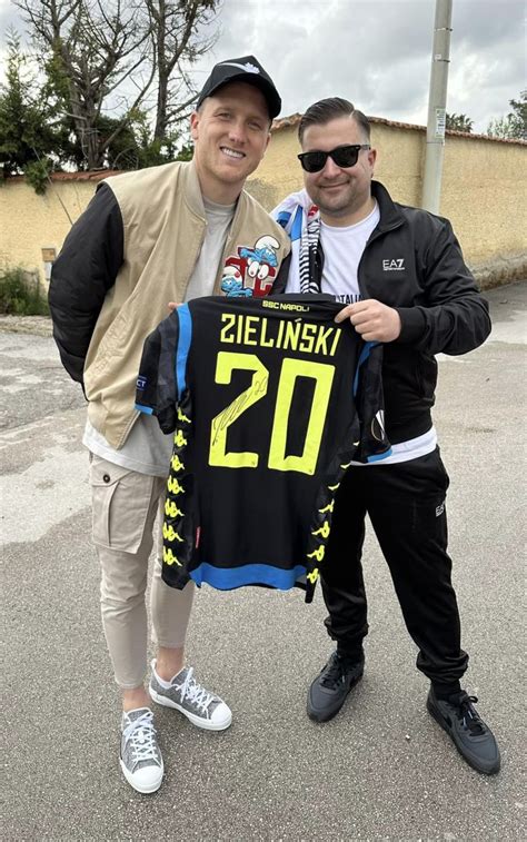 Che Regalo Per Zielinski Il Tifoso Samuele Gli Consegna Uno Splendido