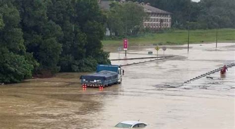 Floods Force Thousands To Flee In Malaysia Roya News