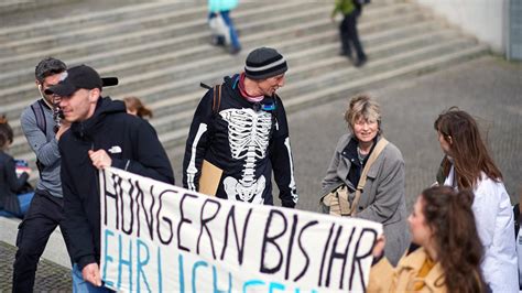 Hungerstreik In Berlin Hungern Gegen Den Bundeskanzler Ze Tt