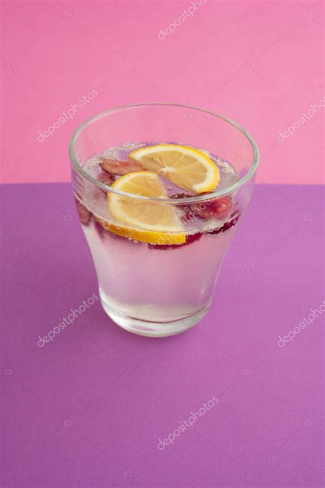 Un Vaso De Agua Con Gas C Ctel Con Rodajas De Lim N Cereza Y Bayas