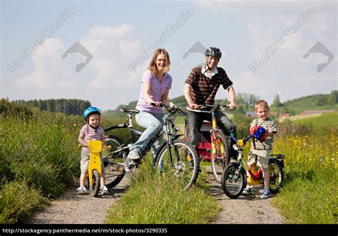 Familie fährt Fahrrad im Sommer Lizenzfreies Bild 3290335