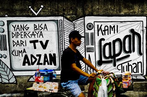 Foto Tolak Penghapusan Street Art Mural Kami Lapar Tuhan Muncul