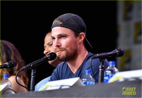 Photo Stephen Amell Arrow Comic Con 06 Photo 4324437 Just Jared